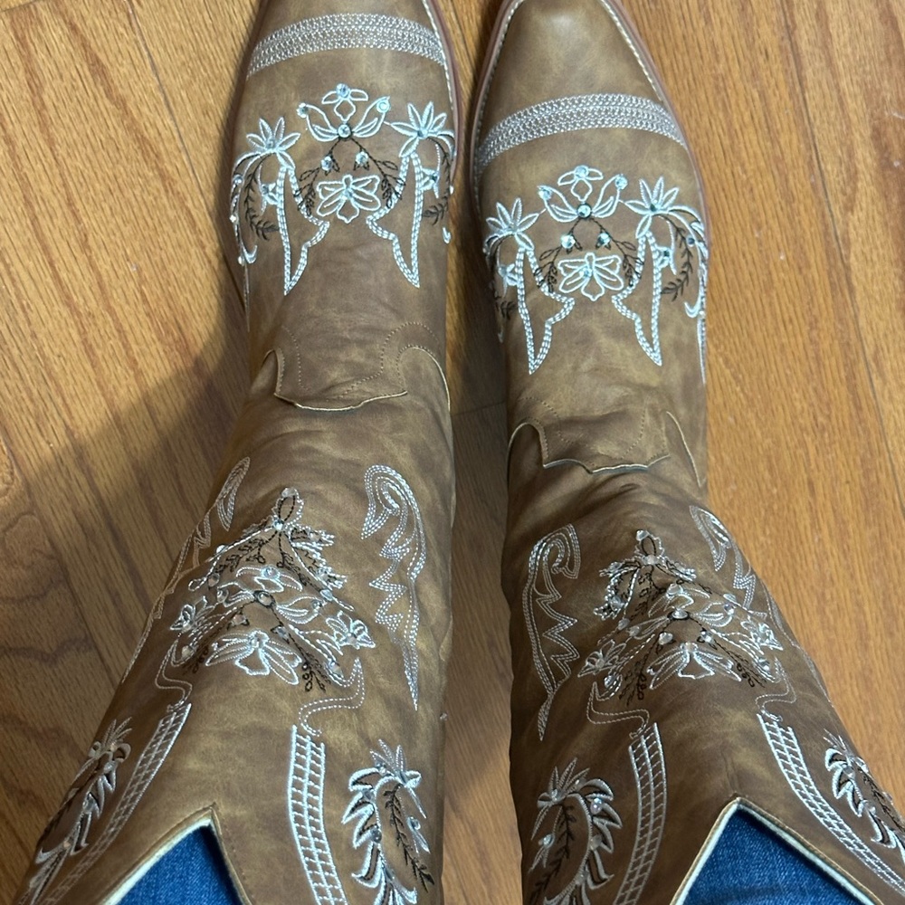 Brown Embroidered Western Boots with Rhinestones